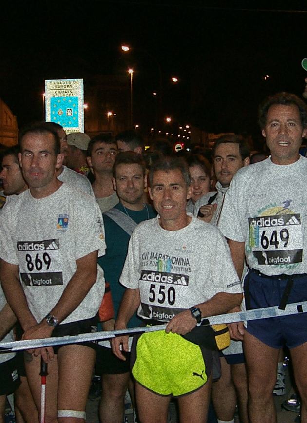 Grupo de participantes con dorsales en una salida nocturna