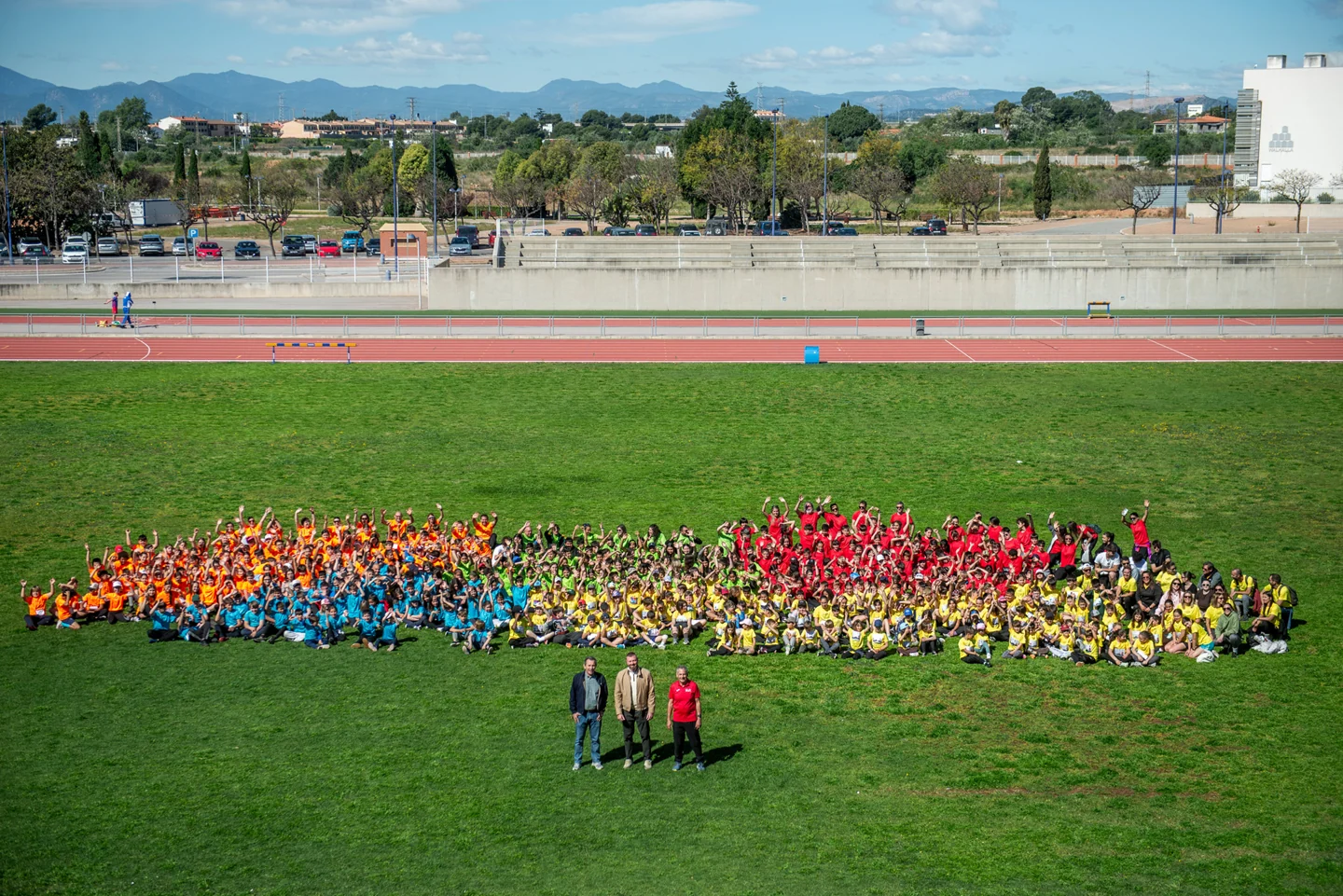 Participantes reunidos en la pista de atletismo
