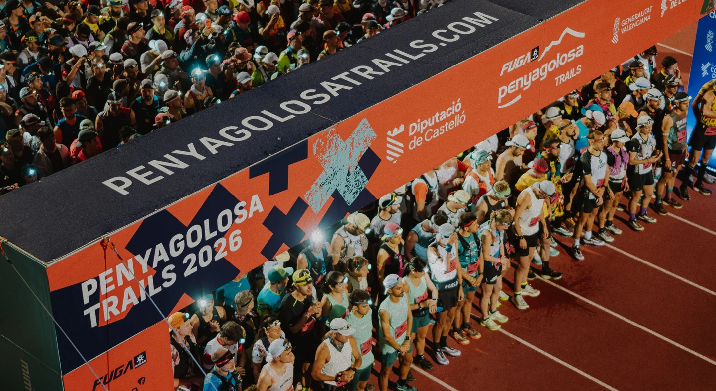 Multitud de participantes bajo el arco de salida de Penyagolosa Trails 2026