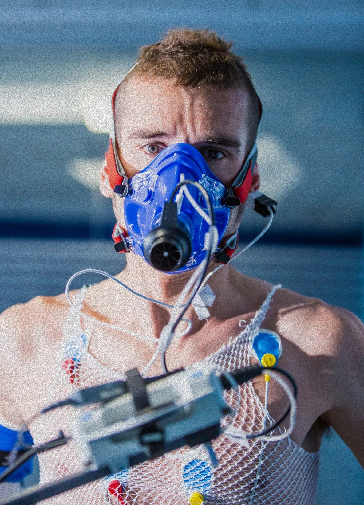 Participante con máscara respiratoria y sensores en el pecho durante una prueba de esfuerzo